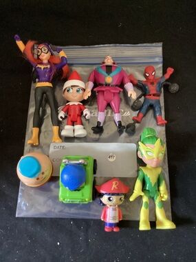 417-Lot of 8 Various Miniature Action Figures and Toys